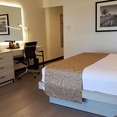Ramada by Wyndham Burbank Airport Hotel Bagian luar foto