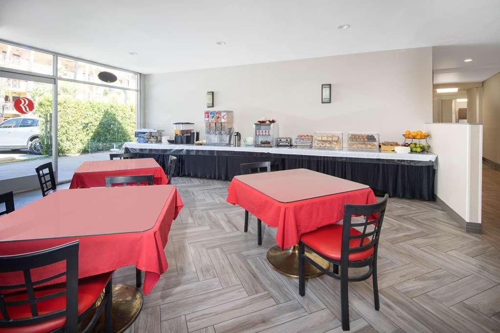 Ramada by Wyndham Burbank Airport Hotel Bagian luar foto