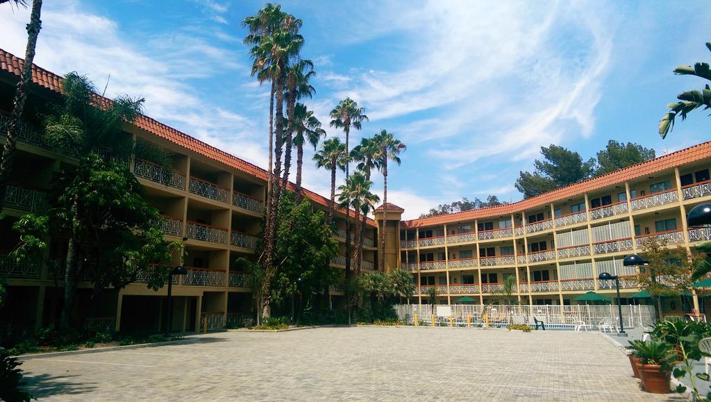 Ramada by Wyndham Burbank Airport Hotel Bagian luar foto