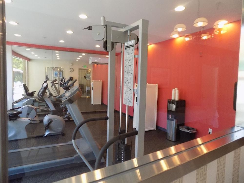 Ramada by Wyndham Burbank Airport Hotel Bagian luar foto