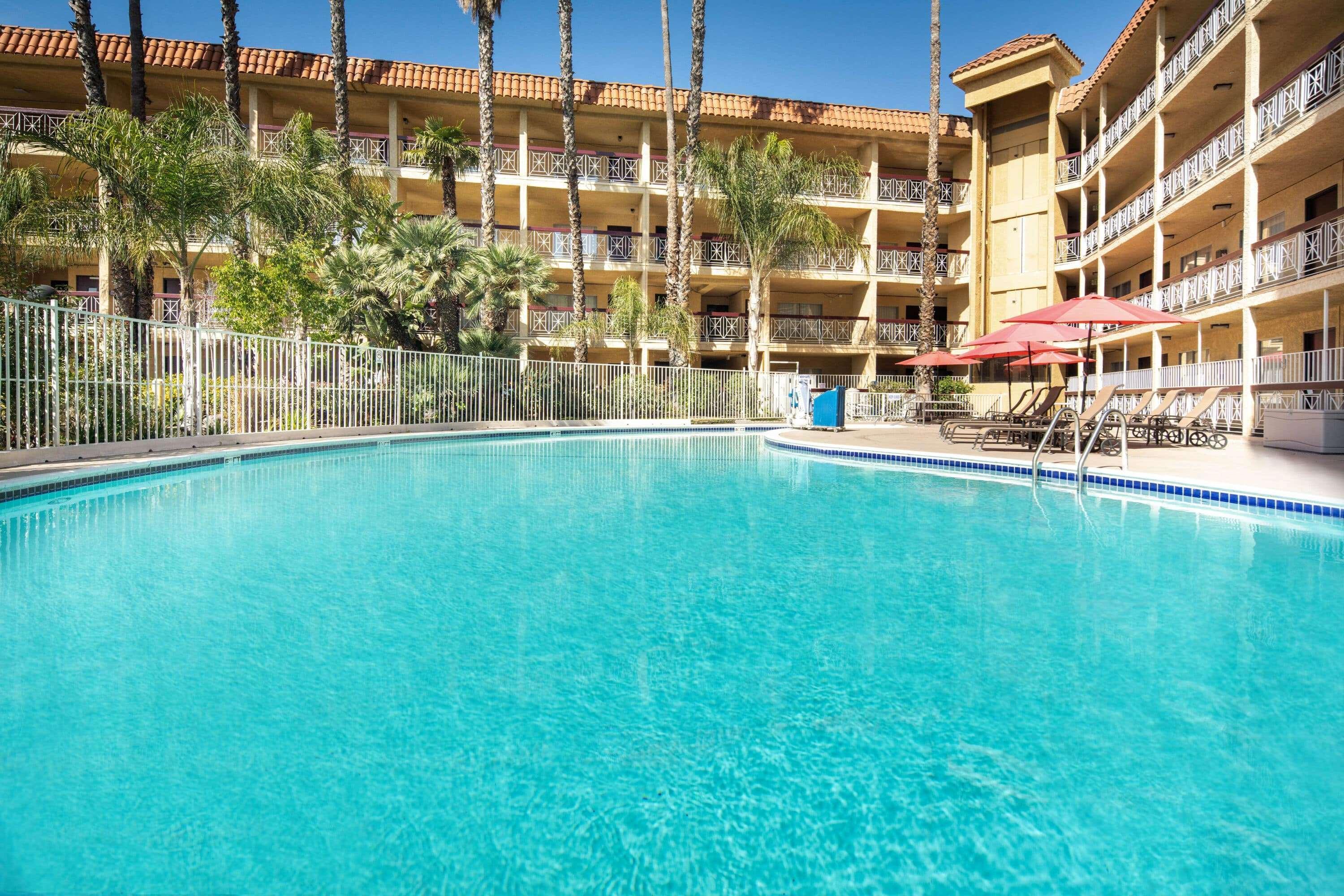 Ramada by Wyndham Burbank Airport Hotel Bagian luar foto