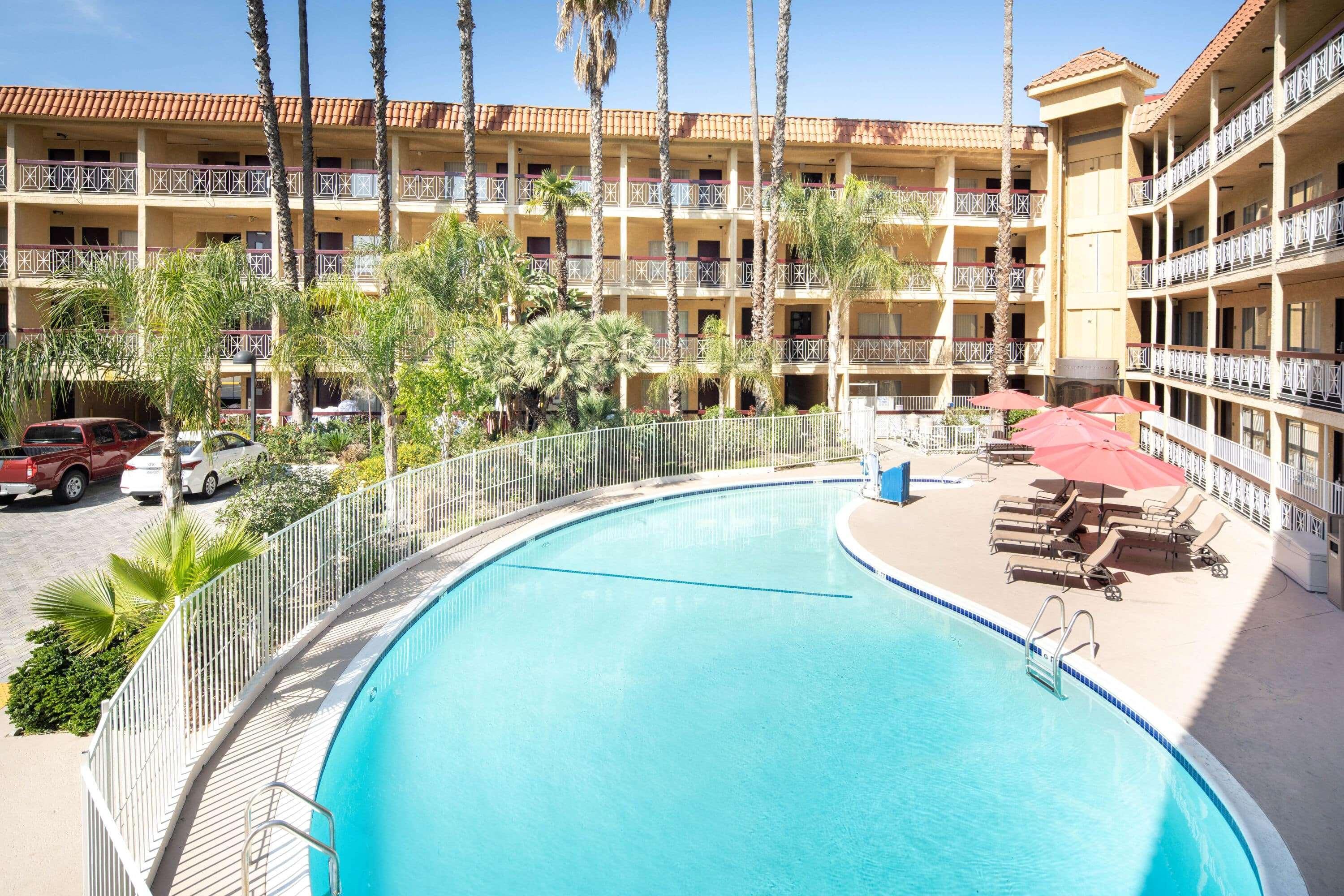 Ramada by Wyndham Burbank Airport Hotel Bagian luar foto
