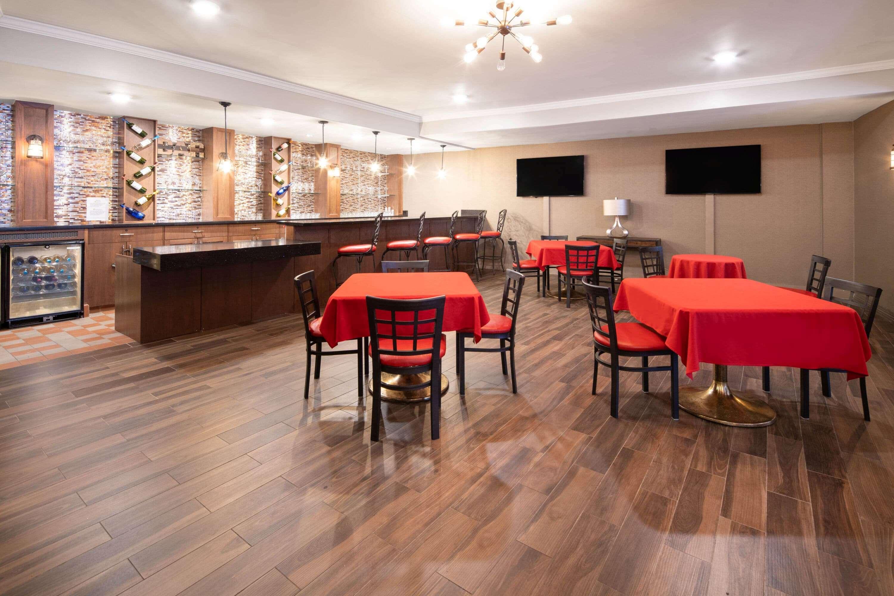 Ramada by Wyndham Burbank Airport Hotel Bagian luar foto