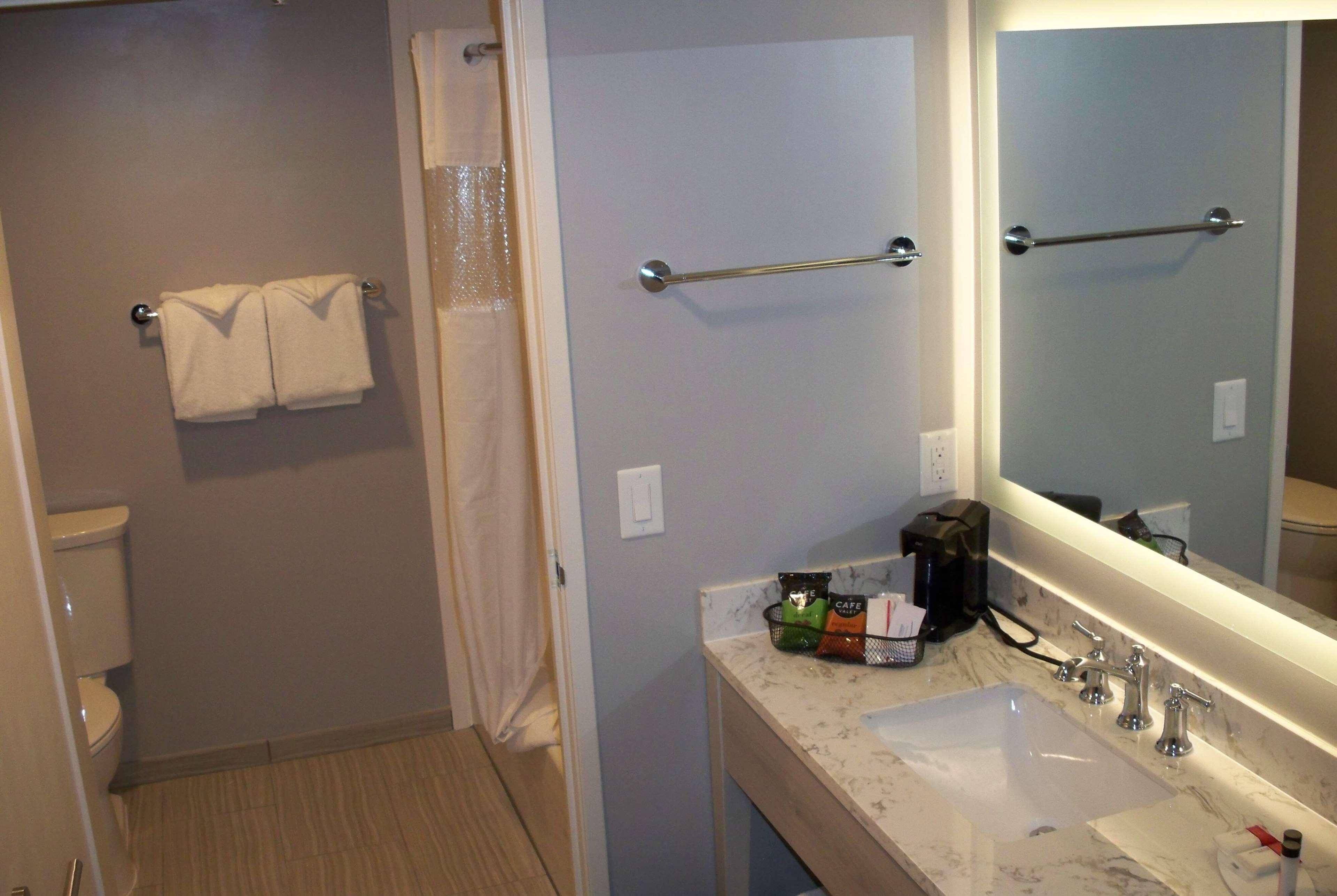 Ramada by Wyndham Burbank Airport Hotel Bagian luar foto