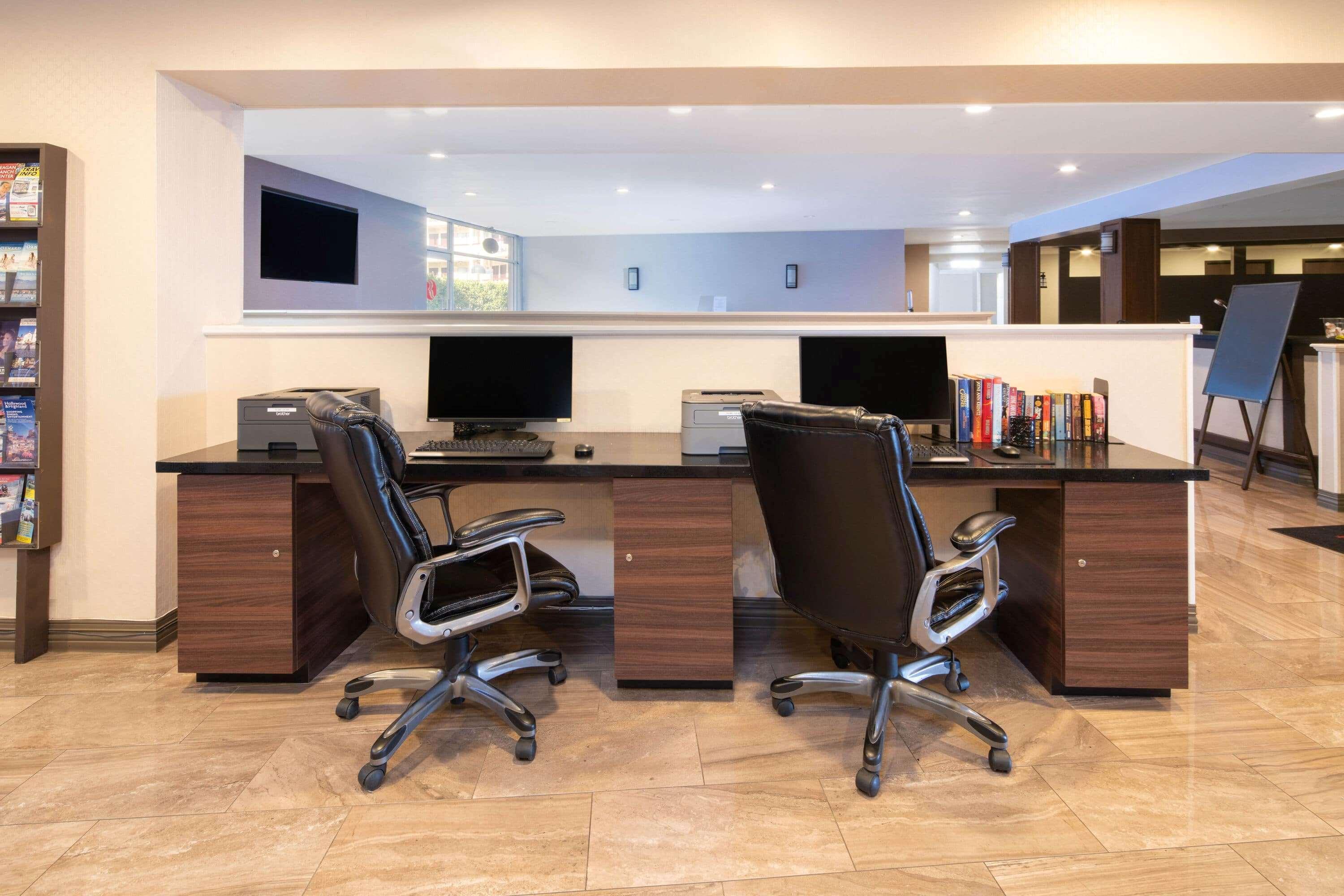 Ramada by Wyndham Burbank Airport Hotel Bagian luar foto