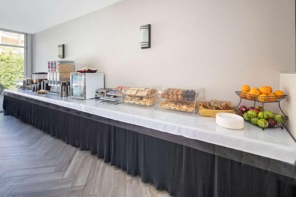 Ramada by Wyndham Burbank Airport Hotel Bagian luar foto