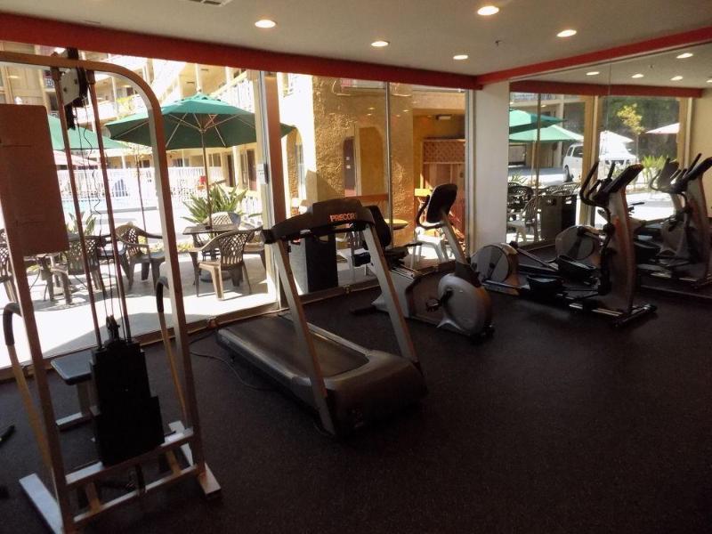 Ramada by Wyndham Burbank Airport Hotel Bagian luar foto