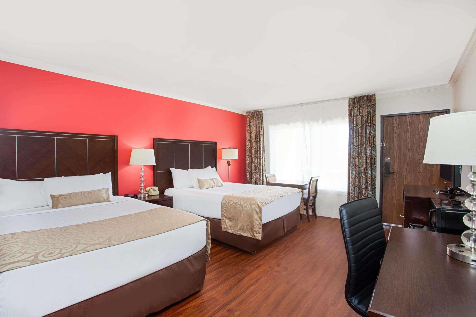 Ramada by Wyndham Burbank Airport Hotel Bagian luar foto