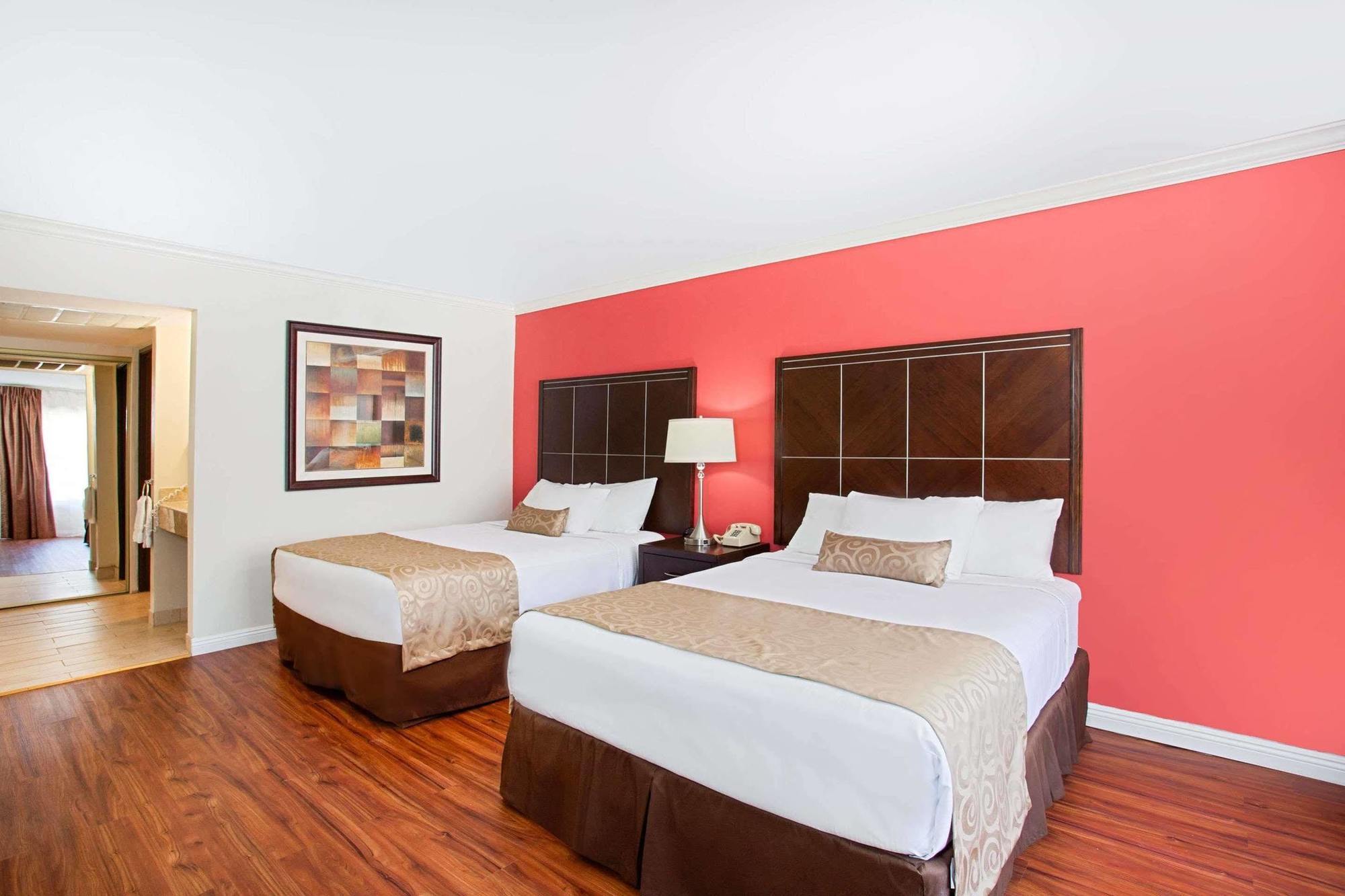 Ramada by Wyndham Burbank Airport Hotel Bagian luar foto