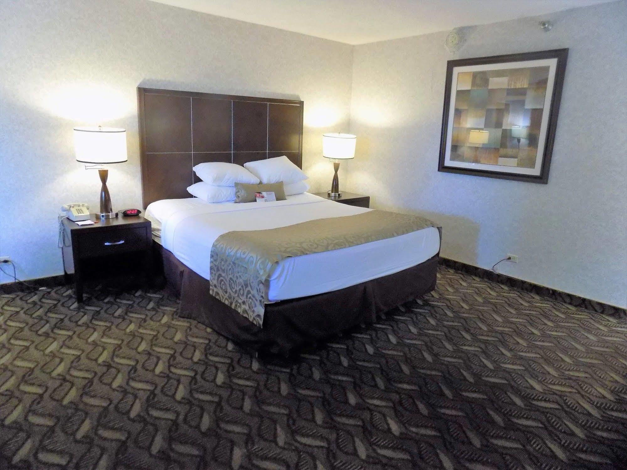 Ramada by Wyndham Burbank Airport Hotel Bagian luar foto