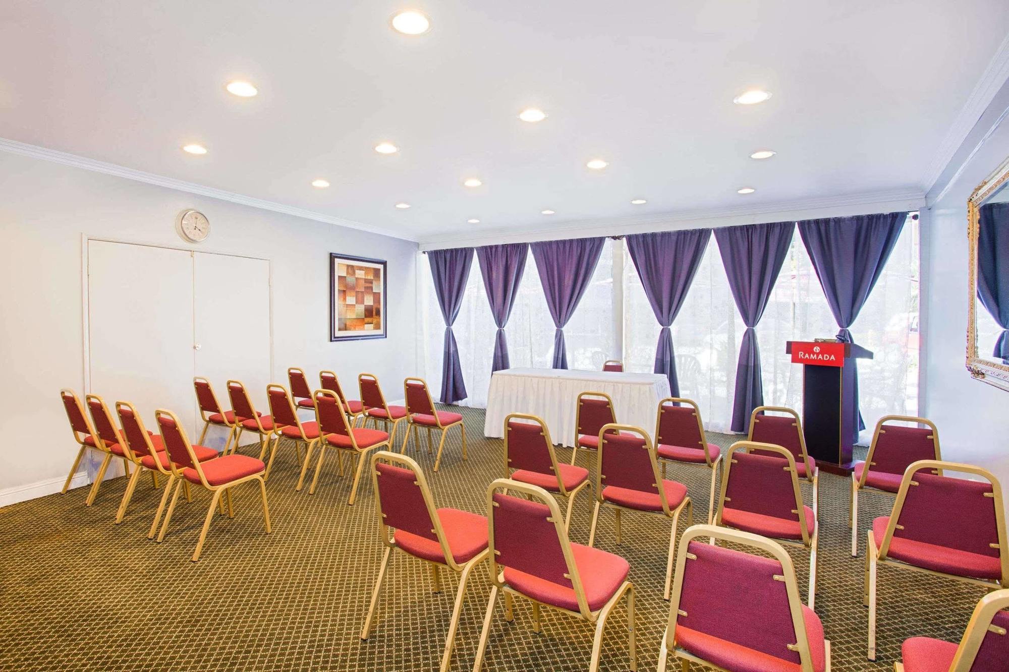 Ramada by Wyndham Burbank Airport Hotel Bagian luar foto