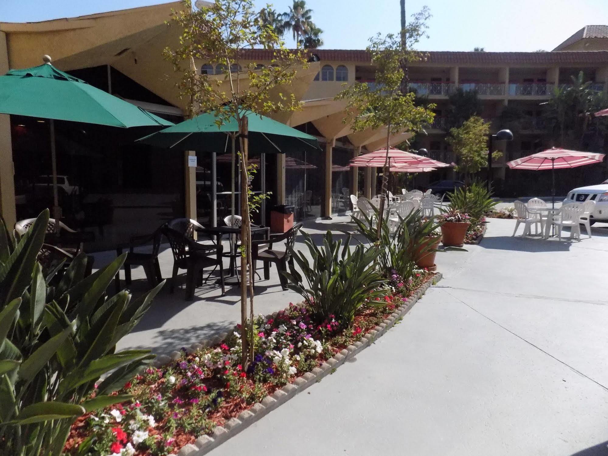 Ramada by Wyndham Burbank Airport Hotel Bagian luar foto