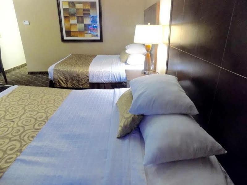 Ramada by Wyndham Burbank Airport Hotel Bagian luar foto
