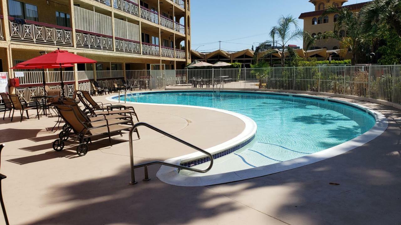 Ramada by Wyndham Burbank Airport Hotel Bagian luar foto