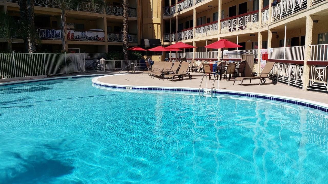 Ramada by Wyndham Burbank Airport Hotel Bagian luar foto