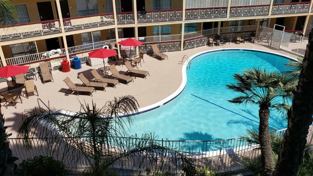Ramada by Wyndham Burbank Airport Hotel Bagian luar foto